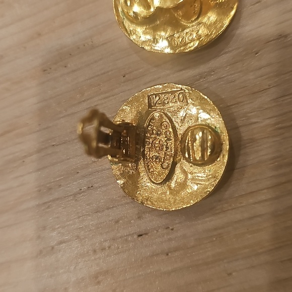 CHANEL Shiny Gold Clip Earings Vintage - Picture 4 of 4
